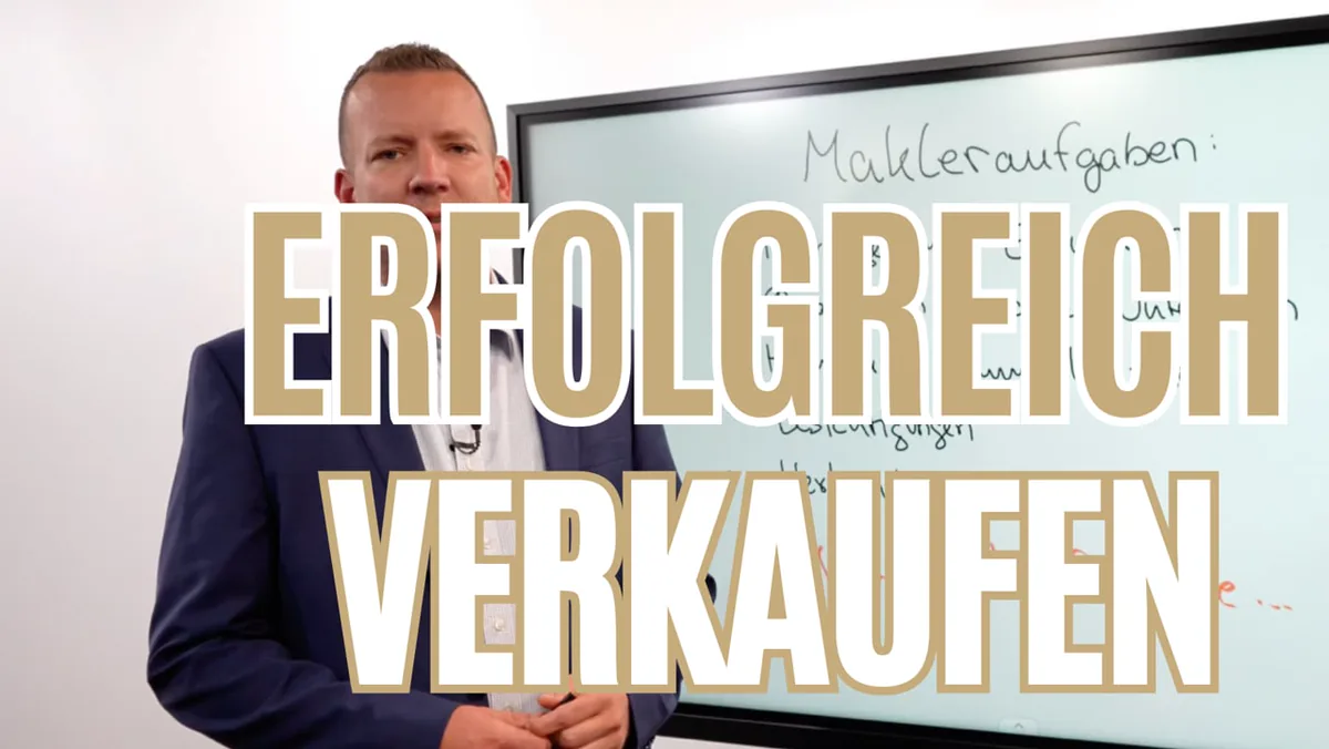Sebastian K&uuml;ster steht vor einem Whiteboard mit der &Uuml;berschrift Makleraufgaben, Vorschaubild des Bonusvideos &bdquo;Erfolgreich verkaufen&ldquo;