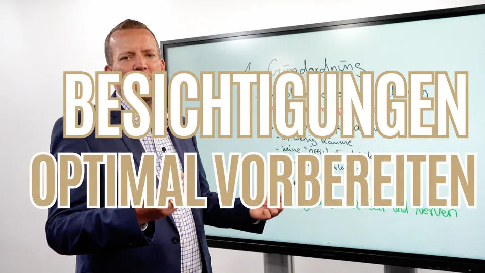 Sebastian K&uuml;ster erkl&auml;rt am Whiteboard, Vorschaubild zu Video 4: Besichtigungen optimal vorbereiten